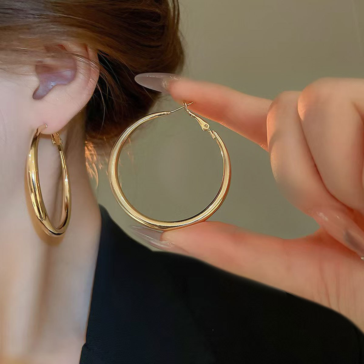 คู่ต่างหูห่วงขนาดใหญ่สีทองสําหรับผู้หญิง Hypoallergenic Non Tarnish Everyday Luxury Jewelry