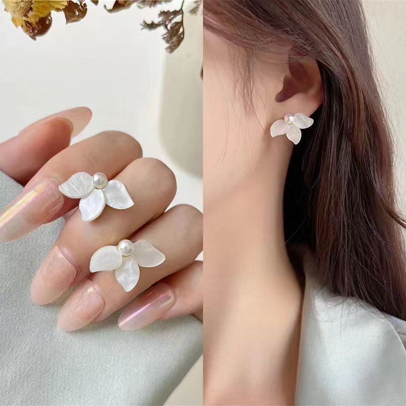 Minimalist กลีบ Faux Pearl Stud ต่างหูผู้หญิง Chic เครื่องประดับ