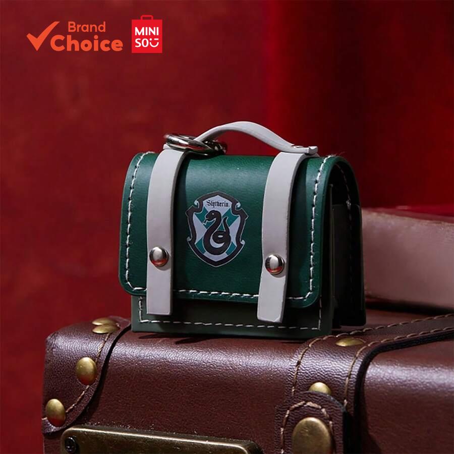 MINISO แฮร์รี่ พอตเตอร์ ซีรีส์ - เคสหูฟังหนังสไตล์วิทยาลัยและแฟชั่น (สลิธีริน โปร) ขนาด 6 ซม. x 3 ซม. x 6.5 ซม.
