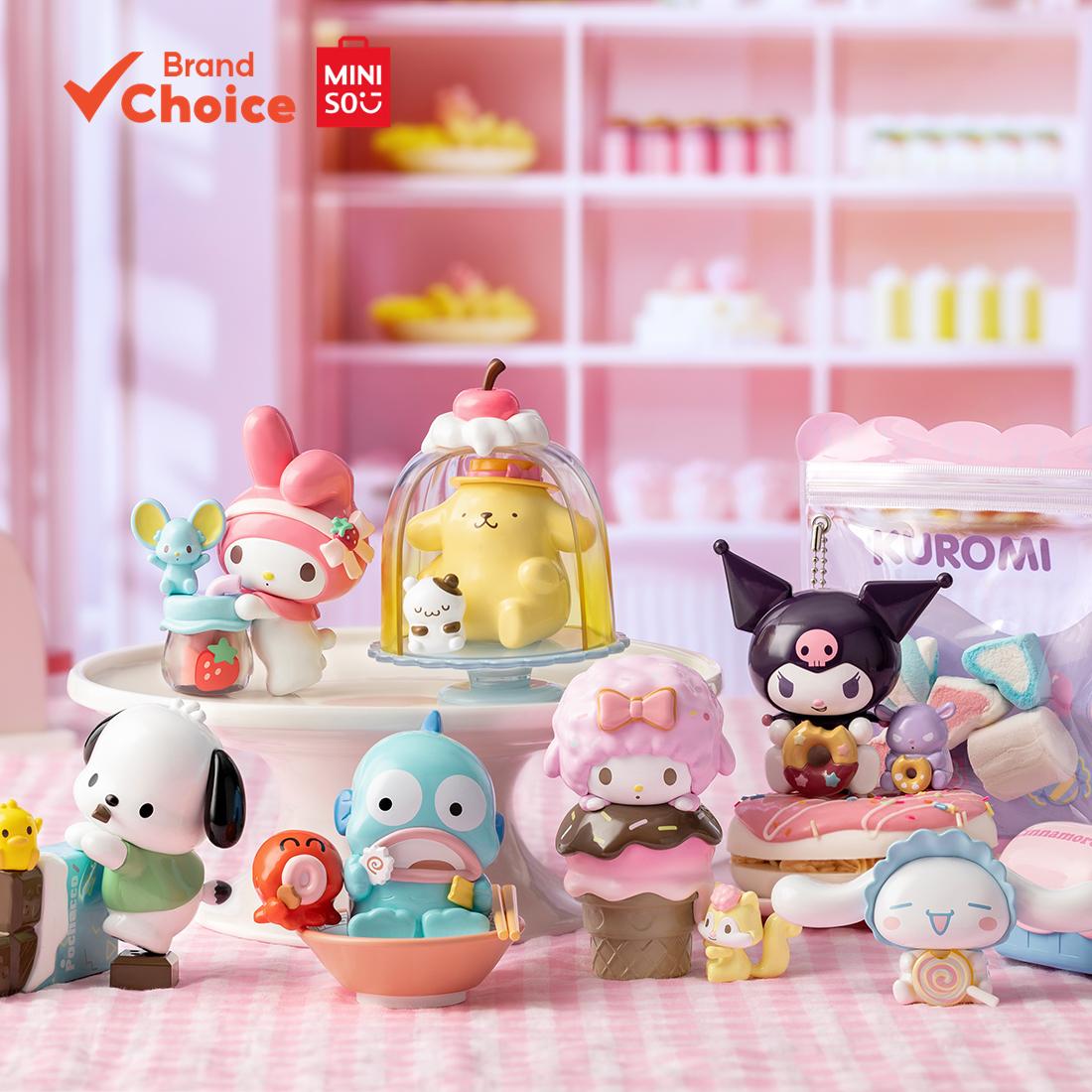 MINISO ตัวละครซานริโอ x ชุดอาหารสีสันสดใสแสนสนุก - ตุ๊กตาฟิกเกอร์น่ารัก กล่องสุ่มสะสม ของเล่นเซอร์ไพรส์ของขวัญสุดน่ารัก ขนาด 8.8 ซม. x 8 ซม. x 12 ซม. (สุ่มส่ง)