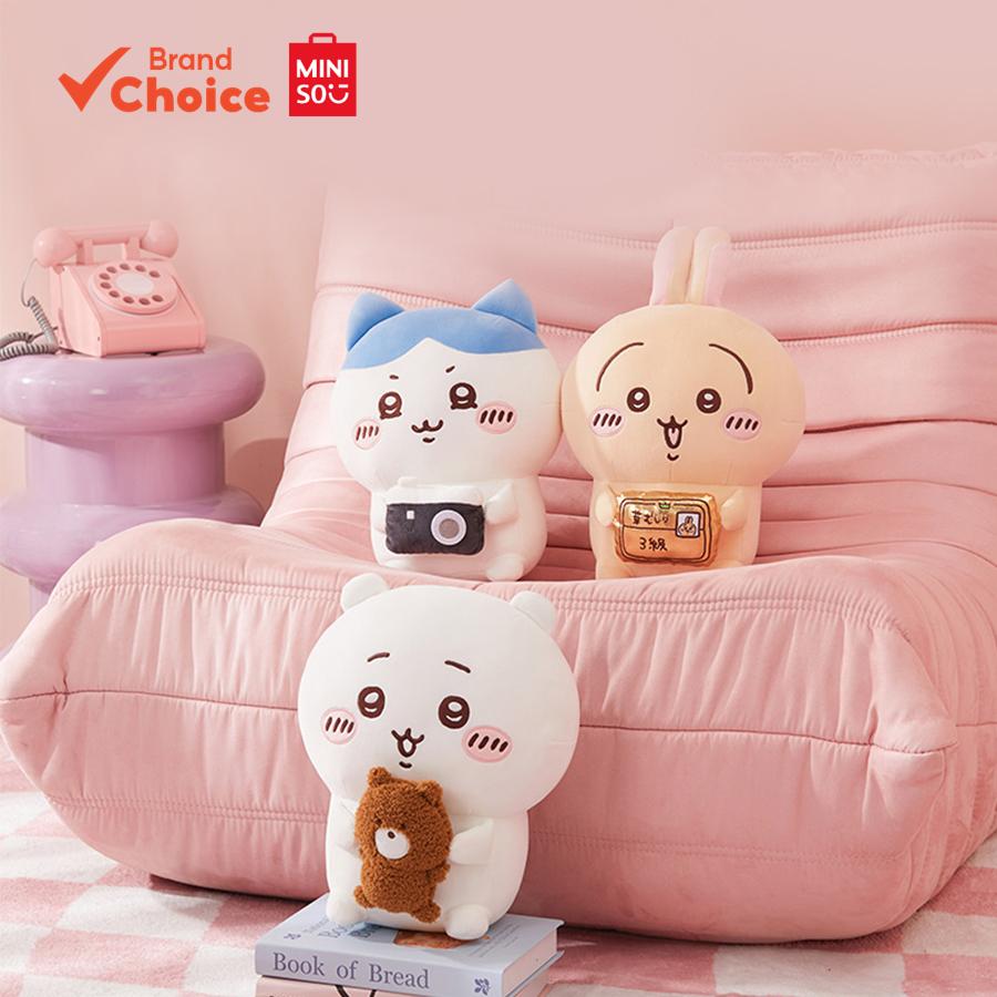 MINISO  ของเล่นตุ๊กตานั่งสไตล์พร็อพสุดน่ารักจากซีรีส์ Chiikawa - ตัวละครดังจากญี่ปุ่น Usagi & Hachiware ขนาด 25.5 ซม. x 31 ซม.