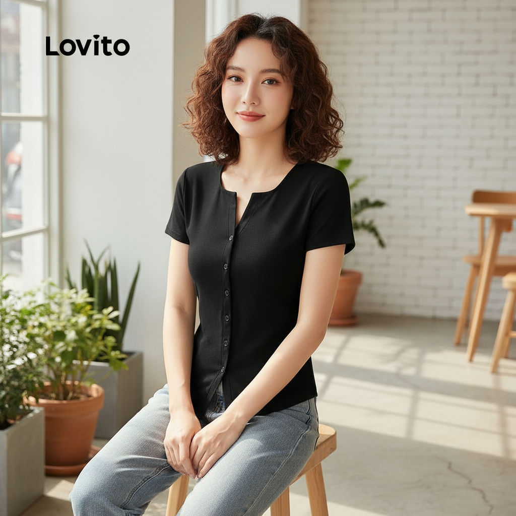 Lovito เสื้อยืดผู้หญิงสีดําลําลอง กระดุมหน้าเรียบ ผ่าหน้า ฤดูใบไม้ผลิ/ฤดูร้อน L135A2D216