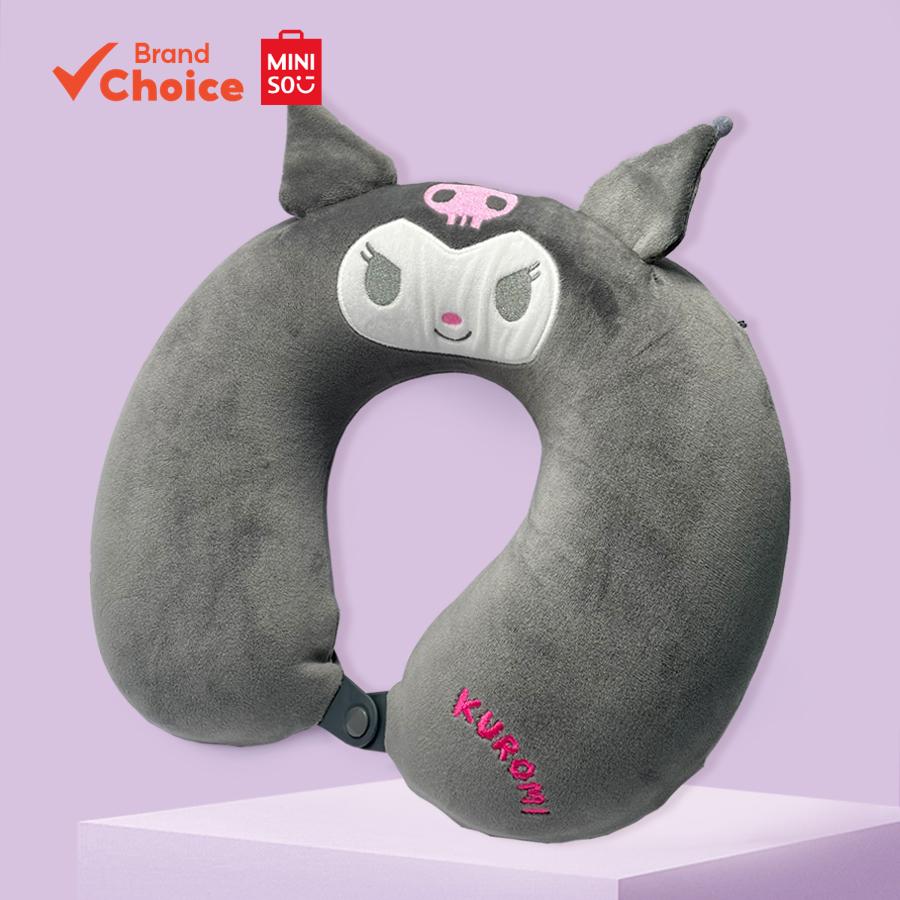 MINISO  หมอนรองคอ Kuromi รูปตัว U จากซีรีส์ Sanrio Characters ขนาด 30 ซม. × 32 ซม. เป็นของขวัญสุดน่ารักที่มาพร้อมกับความนุ่มสบายจากเมมโมรี่โฟม
