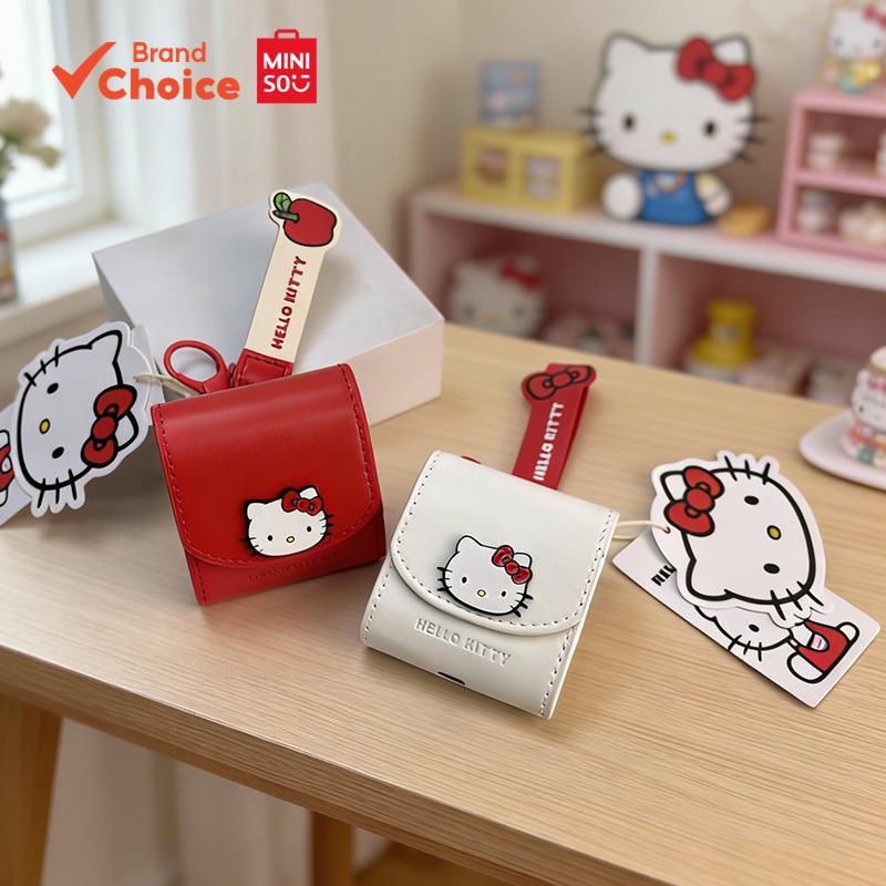MINISO Sanrio ตัวอักษร Hello Kitty Series Solid PU หนังหูฟังแบบพกพา Mini กระเป๋าป้องกันพร้อมสายแขวนไร้สาย Earbud Organizer ของขวัญ (1 PC)