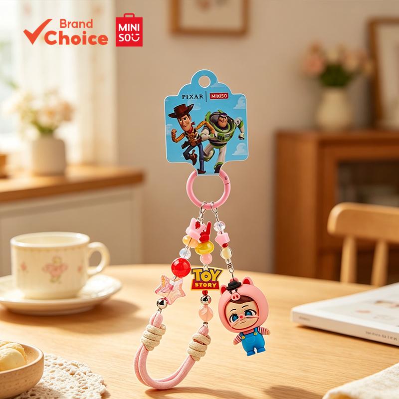 MINISO พวงกุญแจการ์ตูนดิสนีย์ พิกซาร์ ทอย สตอรี่ ชุดวัยเด็ก น่ารัก ประดับลูกปัด 3D ตุ๊กตาผ้านุ่ม จี้ห้อยกระเป๋า อุปกรณ์เสริม ตกแต่ง ของขวัญ พัดลม (ตัวละครหลากหลาย, 1 ชิ้น) ขนาด 22.5×5.5×2.5 ซม.