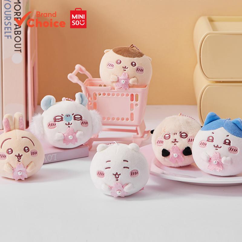 MINISO  พวงกุญแจโมจิ Chiikawa ซากุระซีซั่น - ขนมโมจิแม่หนูหางกระรอก ขนาด 7.5ซม. x 7.5ซม. x 9ซม. ของสะสม
