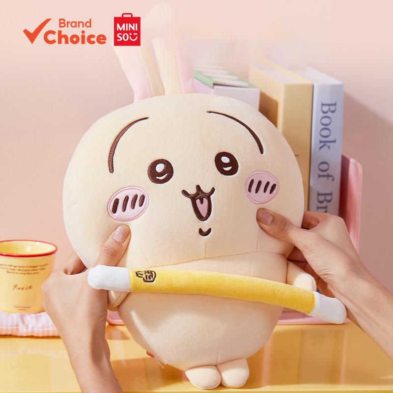 MINISO  ตุ๊กตาตุ๊กตายืน Usagi จากซีรีส์ Chiikawa ขนาด 21 ซม. × 12 ซม. × 26 ซม. พร้อมดีไซน์อาวุธ