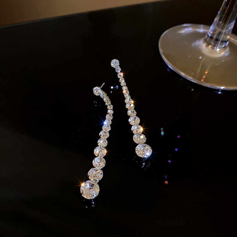 ต่างหูผู้หญิง 1 คู่ ดีไซน์หรูหรา ประดับเพชรระยิบระยับ สไตล์พู่ยาว เครื่องประดับแฟชั่นสําหรับสุภาพสตรี - รูปที่ 3
