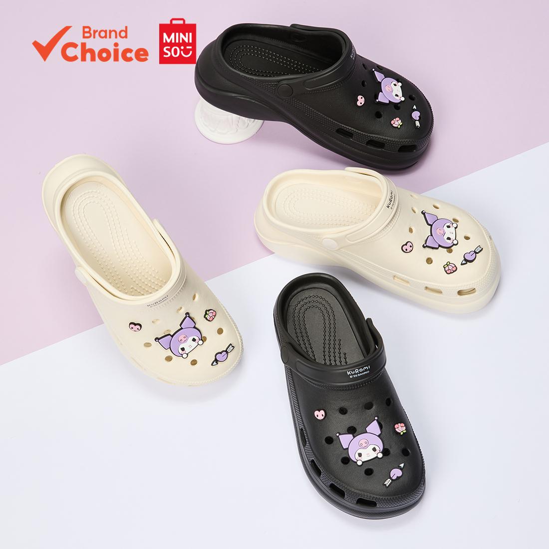 MINISO  Sanrio Kuromi Series - รองเท้าแตะแฟชั่นผู้หญิงคุโรมิ น้ําหนักเบา สวมใส่สบาย พื้นหนาปานกลาง (1 ชิ้น)