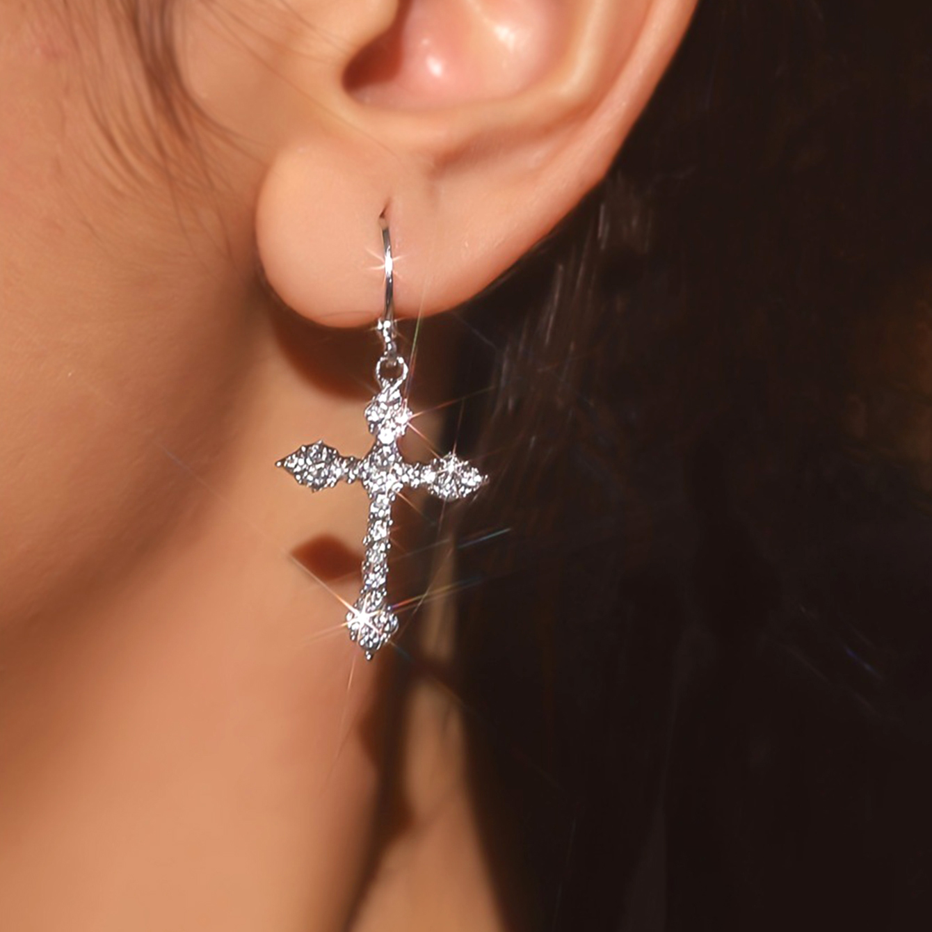 Cubic Zirconia ต่างหูข้ามสําหรับผู้หญิงแฟชั่นต่างหูสตั๊ดโลหะผสมของขวัญหรูหรา