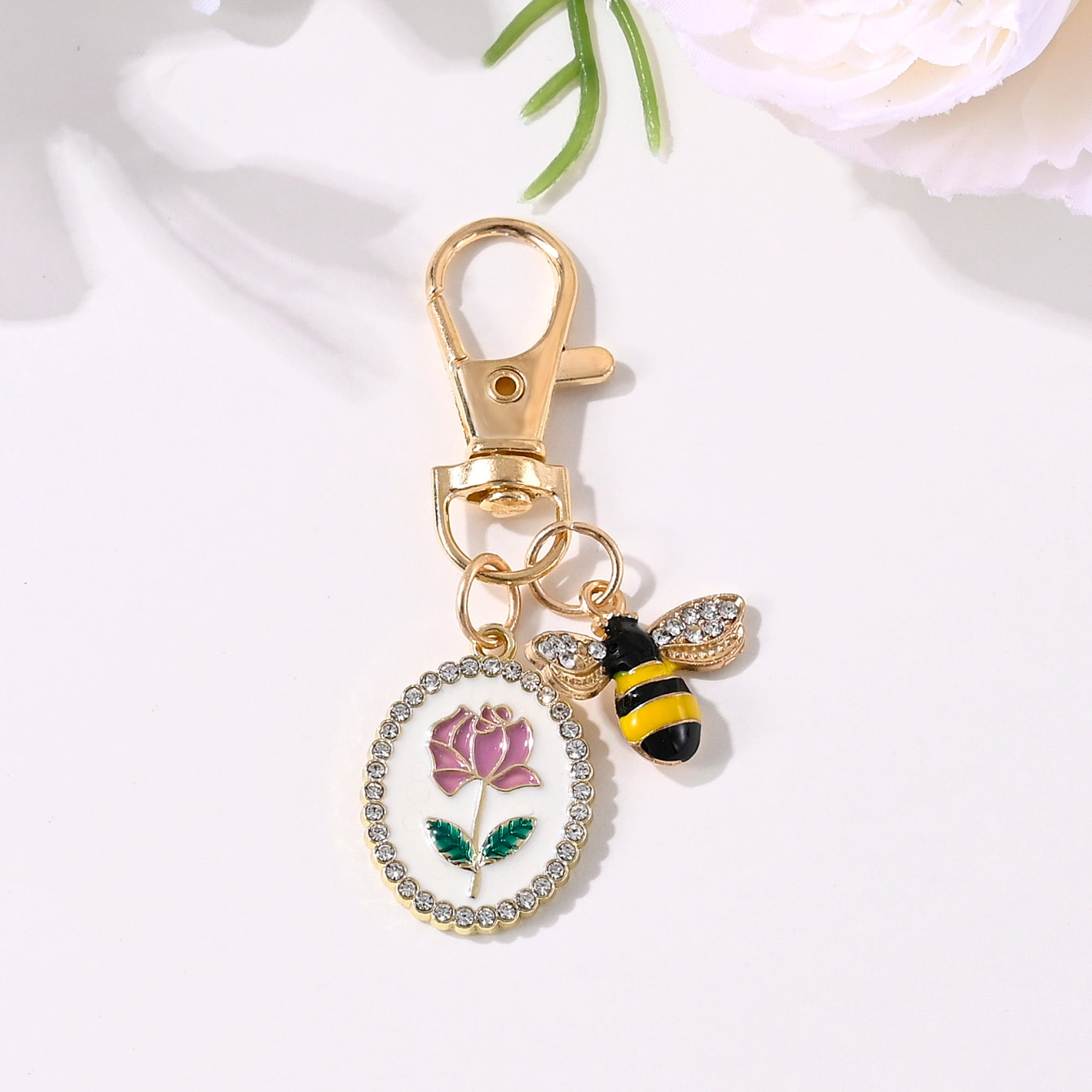 ฝรั่งเศสประณีตเพชรล้อมรูปไข่ยี่ห้อ Rose Bee พวงกุญแจกระเป๋าหูฟังเคสโทรศัพท์ตกแต่งรถ Best Friend จี้ 2 ganungan kunci gantungan tas ของขวัญสําเร็จการศึกษา ราคา ถูกที่สุด ดีลบีเคเค แกลเลอรีภาพที่ 4