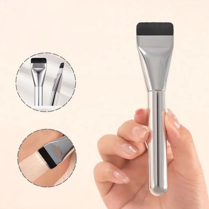 กุมภาพันธ์ Hot Item - Flat-top Foundation Brush & Eyeshadow Brush: Foundation Brush.