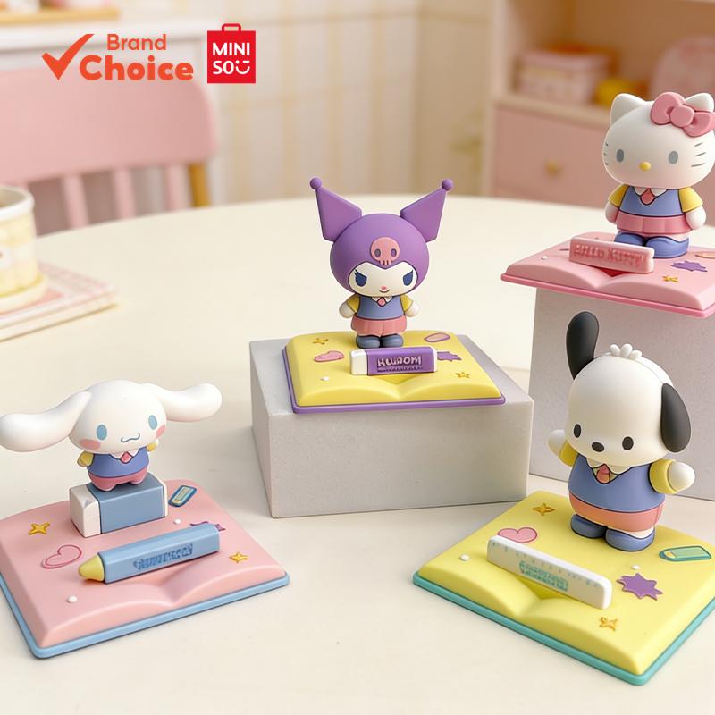 MINISO  Sanrio ตัวละครซีรีส์โรงเรียน - น่ารักและตั้งได้ทั้งเดสก์ท็อปและโทรศัพท์ ขนาด 9.9 ซม. × 10 ซม. × 9.8 ซม.