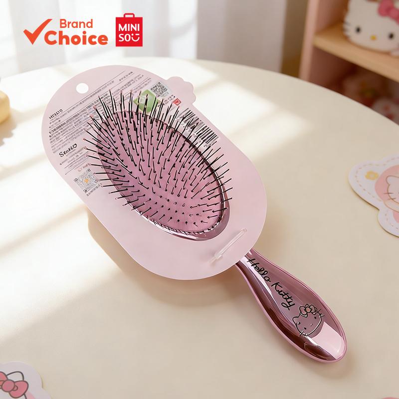 MINISO  หวีผมขนนุ่ม นวดศีรษะ ลายซานริโอ เฮลโลคิตตี้ สีเงิน ขนาด 22 ซม. x 7 ซม. x 4 ซม.