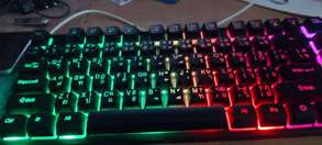 review Theshyซื้อ1แถม1 Gaming Keyboard คีย์บอร์ดภาษาไทย พร้อมไฟ LED สีรุ้ง 4 ดวง แป้นพิมพ์ภาษาไทย คีย์บอร์ดเกมมิ่ง พร้อมไฟ comment 1