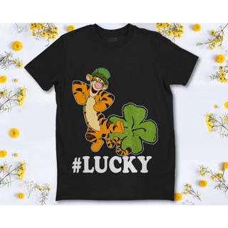 Disney Tigger Winnie The Pooh Lucky Shamrock St. เสื้อยืด พิมพ์ลาย Patricks Day สําหรับผู้ชาย_01