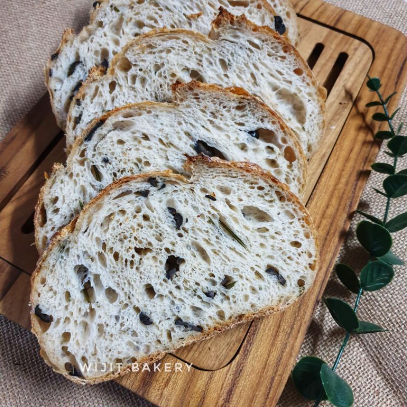ซาวโดมะกอกดำ Black olives&rosemary sourdough