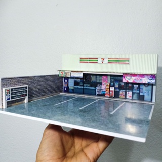 🏪โมเดลร้านสะดวกซื้อเซเว่นพร้อมลานจอด มีไฟ สเกล 1/64