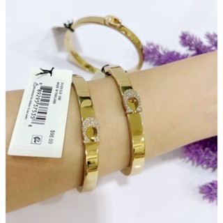 กำไลสีทอง มีโลโก้C ติดคริสตัลสวยๆ หรูหรา แต่ไม่เยอะ 

PAVE SIGNATURE HINGED BANGLE (COACH 91428)