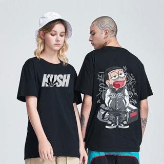 ☂เสื้อผ้าแฟชั่น KU$H พร้อมเสื้อยืดออกแบบข้อความสำหรับผู้ชาย Black Anime Nobita