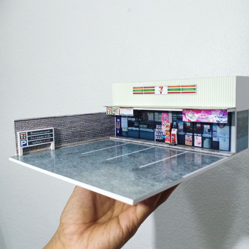 🏪โมเดลร้านสะดวกซื้อเซเว่นพร้อมลานจอด มี 3 แบบให้เลือก สเกล 1/64 - รูปที่ 2