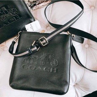 🥰กระเป๋าสะพายชาย/หญิง NEW COACH JES SLIM CROSSBODY WITH HORSE AND CARRIAGE (COACH 1897)