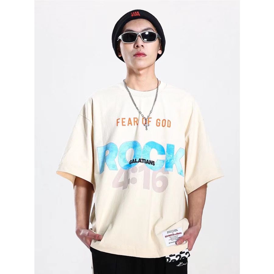 Rrr123 เสื้อยืดคอกลม แขนสั้น ผ้าฝ้าย ทรงหลวม ลาย Co-brand FOG FEAR OF GOD สไตล์ฮิปฮอป สตรีท อเมริกา สําหรับผู้ชาย ผู้หญิง