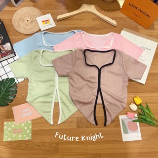FK🍑พร้อมส่ง🍑 ครอปผ่าหน้าชายแหลม แขนสั้น ทรงนี่กำลังมาแรงมากๆ