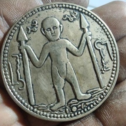 เหรียญมาลายูโบราณภาพนักรบจับหอก