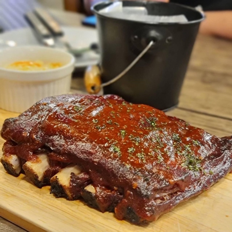 ซี่โครงหมูรมควันแนบเนื้อ