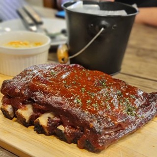 ซี่โครงหมูรมควันแนบเนื้อ