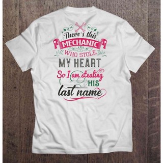 เสื้อยืด พิมพ์ลาย ThereS This Mechanic Who Stole My Heart So I Am Stealing His Last Name แฟชั่นสําหรับผู้ชาย และผู้หญิง