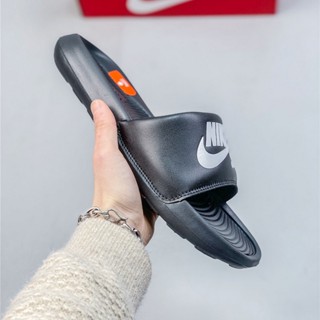 Nike VICTORI ONE SLIDE N_ike รองเท้าแตะ รองเท้าชายหาด พื้นนิ่ม แฟชั่นฤดูร้อน สําหรับผู้ชาย และผู้หญิง