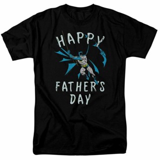 เสื้อยืดผ้าฝ้ายพิมพ์ลาย เสื้อยืดคอกลม ผ้าฝ้าย พิมพ์ลายการ์ตูน Happy Fathers Day Licensed Comic Book สีดํา สไตล์คลาสสิก แ