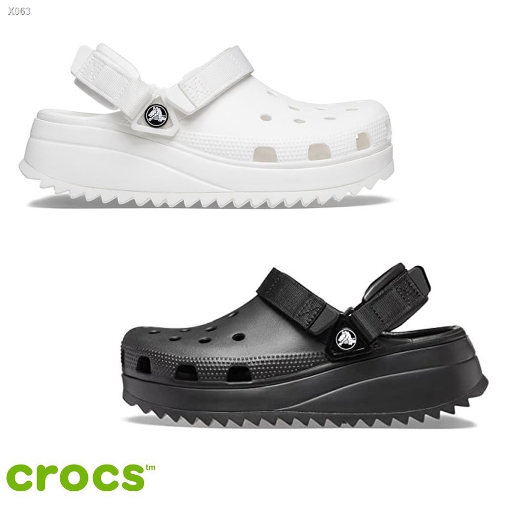 X063Crocs Collection รองเท้าแตะ รองเท้าแบบสวม ส้นหยัก CR UX CS Hiker Clog 206772-060 / 206772-143 (2790)