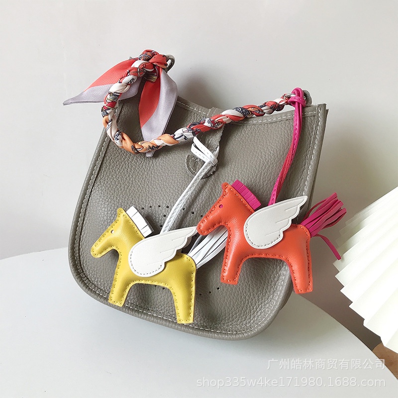 {ฤดูใบไม้ผลิมาใหม่} Angel Pegasus จี้ Hand-stitched หนังแกะพวงกุญแจแพลทินัมกระเป๋าจี้สร้างสรรค์จี้รถ