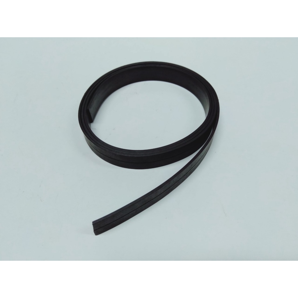 MKT Magnet Strip แม่เหล็กเส้นติดตู้เย็น ขอบมุ้งลวด ประตู แม่เหล็กยางแรงน้อย ขนาด 12.5 X T1.5 mm ยาว 1เมตร จำนวน 1 เส้น
