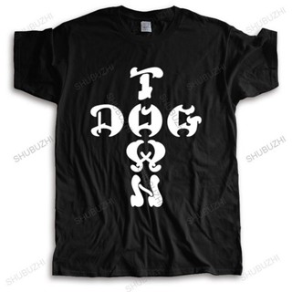 เสื้อยืดผ้าฝ้ายพิมพ์ลาย เสื้อยืดครอปเสื้อยืดคอกลม พิมพ์ลายโลโก้ Dogtown Og สีดํา แฟชั่นสําหรับผู้ชาย และผู้หญิงS-5XL