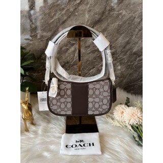 👜กระเป๋าสะพายสีน้ำตาลเข้มลายCNEW COACH Swinger Bag In Signature Jacquard มี 4 ใบ