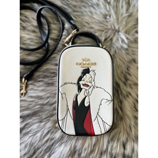 🐱😘 กระเป๋าสะพายใส่โทรศัพท์Disney X Coach Eva Phone Crossbody With Cruella Motif