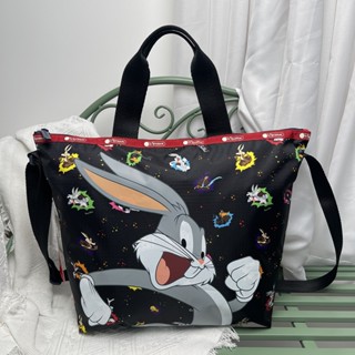 Lesportsac ใหม่ กระเป๋าแมสเซนเจอร์ พิมพ์ลายกระต่าย ความจุเยอะ สีดํา สําหรับผู้หญิง 4360 L089