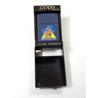 Zippo  CAMEL   ผลิตปี1994   สีน้ำเงินเมทาลิค    ลายแบบสกรีน   ของใหม่ไม่ผ่านการใช้งาน  มาพร้อมกล่องพลาสติกทรงเหลี่ยม