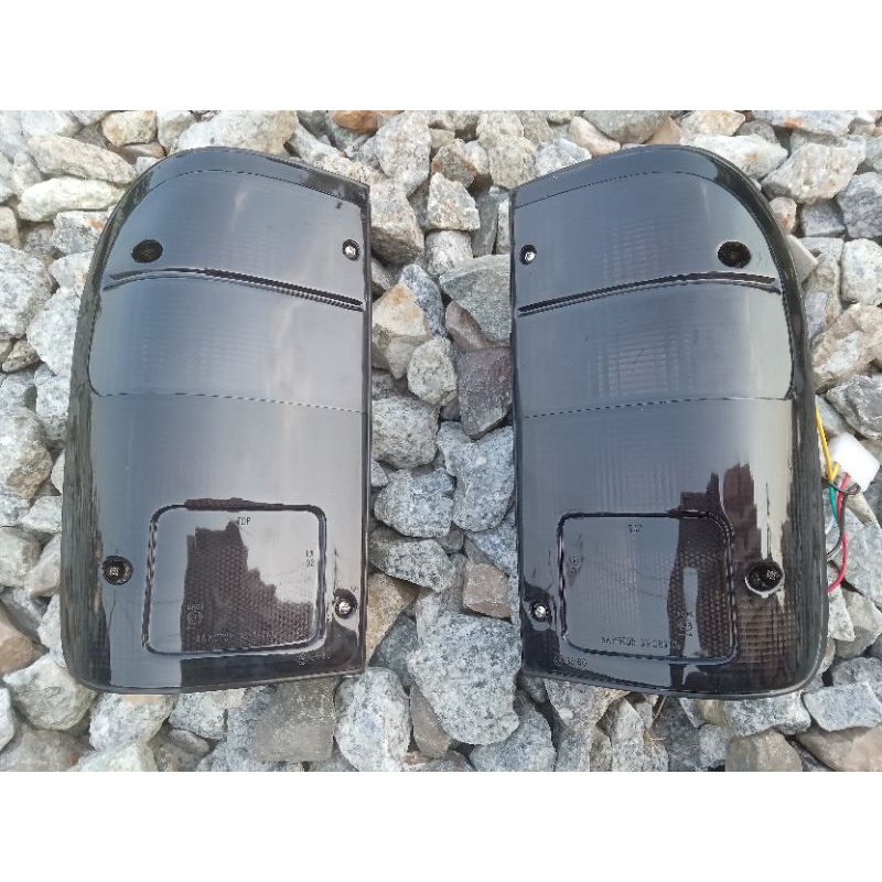 1คู่ไฟท้ายสีดำ TOYOTA HILUX TIGER D4D ไทเกอร์ D4D BLACK (พร้อมหอดพร้อมขั้ว) ข้าง ซ้าย L - ขวา R สำหรับ โตโยต้า ไทเกอร์