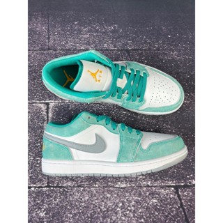 ◈□♙ของแท้ 100%Air Jordan 1 Low SE "New Emerald" รองเท้าบาสเก็ตบอลย้อนยุคอินเทรนด์รองเท้าผ้าใบผู้ชายญิง