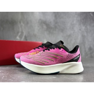 New Balance FueCell SC Elite v3 รองเท้าผ้าใบ สีเขียว และสีฟ้า