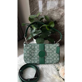 ✅💚กระเป๋าสะพายสีเขียวจ้ะ ลายC มีสายสะพายถอดได้ สวยหายาก ราคาเบาๆๆๆNEW COACH  LONNIE BAGUETTE IN SIGNATURE JACQUARD