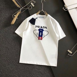 Prada เสื้อยืดคอกลม แขนสั้น ผ้าฝ้าย พิมพ์ลายหุ่นยนต์แปรงสีฟัน สําหรับผู้ชาย และผู้หญิง