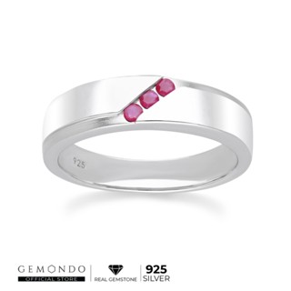 Gemondo แหวนเงินแท้ 925 Sterling Silver ชุบโรเดียม ประดับทับทิม (Ruby) เรียง 3 เม็ด ทรงปลอกมีดขอบพ่นทราย