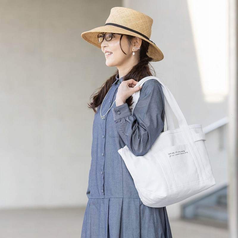 แท้ ใหม่ หนา สวย CHANEL2HAND99 WHITE CANVAS TOTE BAG กระเป๋าผ้าแคนวาสสีขาว Aya Uchida กระเป๋านิตยสารญี่ปุ่น นำเข้า