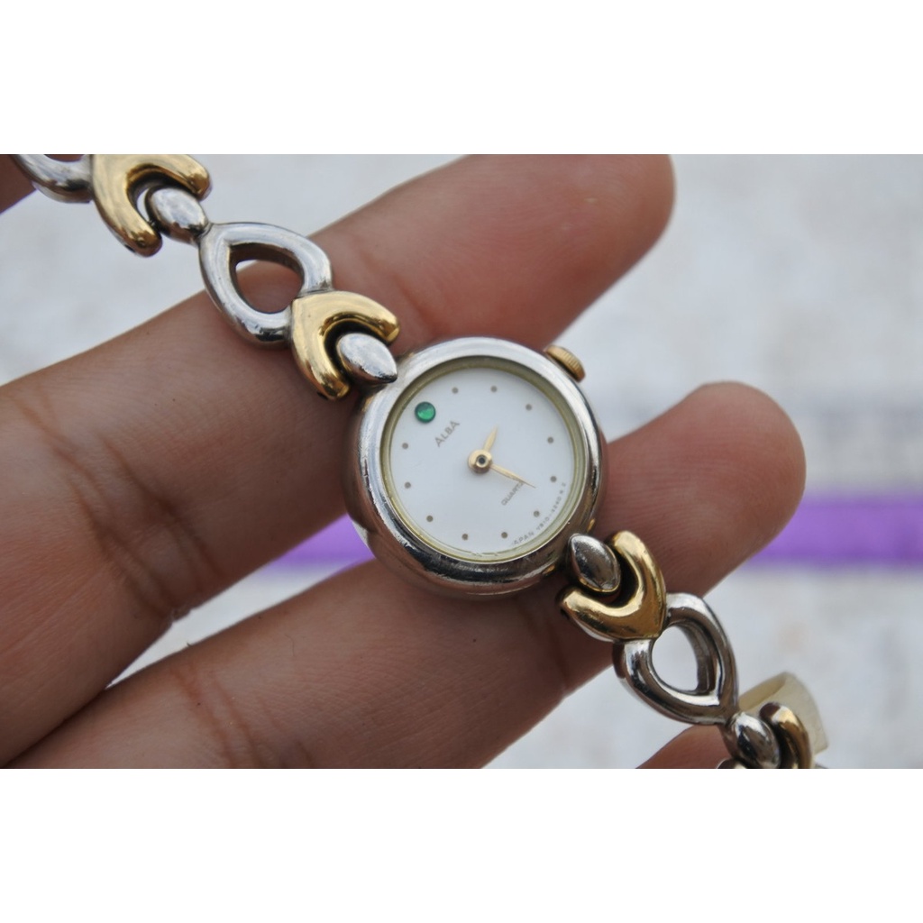 นาฬิกา Vintage มือสองญี่ปุ่น ALBA V810 0910 ระบบ QUARTZ ผู้หญิง ทรงกลม กรอบทอง หน้าหิน หน้าปัด 21มม
